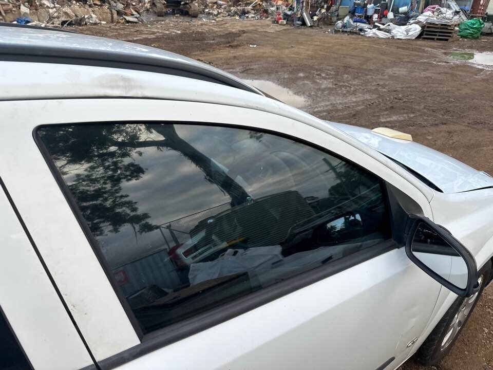 2008 Holden Ah Astra RH Drivers Front Window Glass #B214