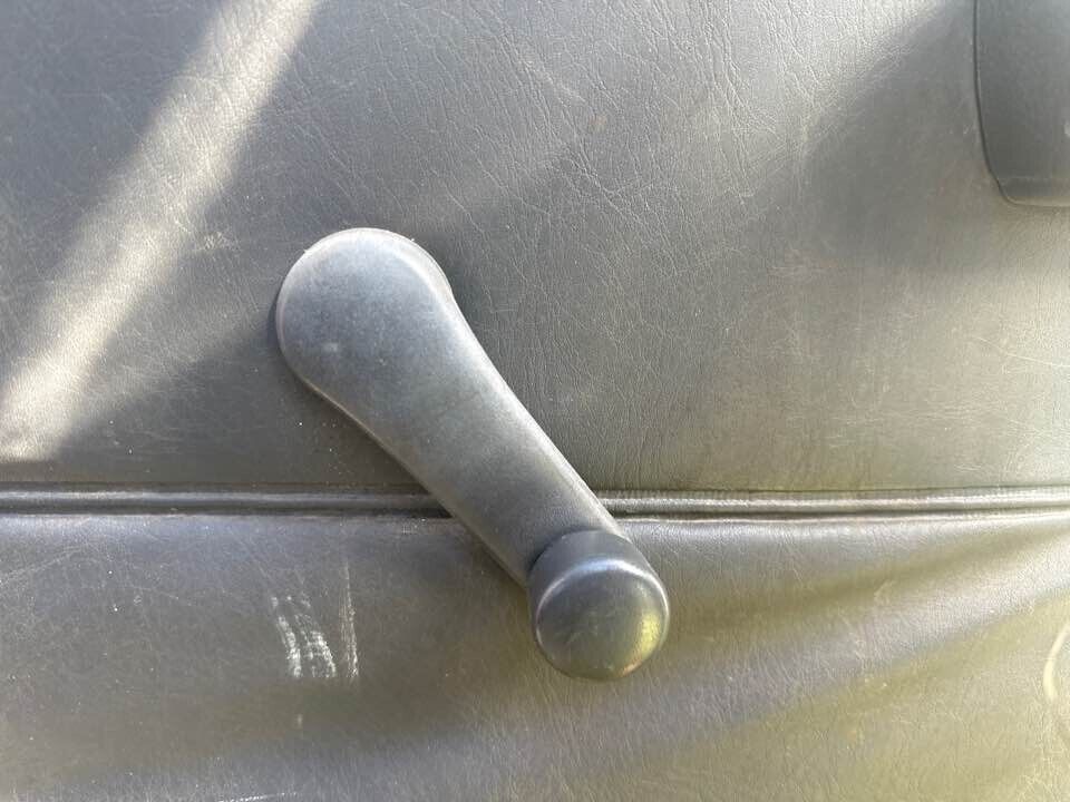 1993 Daihatsu Charade RH Drivers Side Rear Window Winder Handle #B340