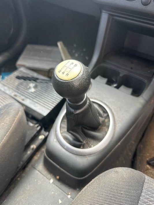 2007 Suzuki Swift Gear Stick & boot #B228