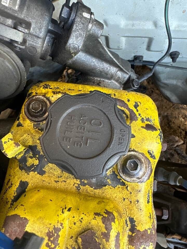 1989 Suzuki Vitara Oil Cap #B268