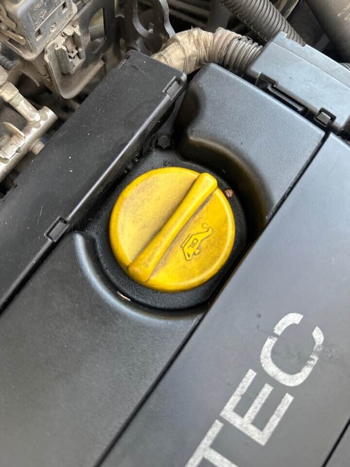 2008 Holden Ah Astra Oil Cap #B214