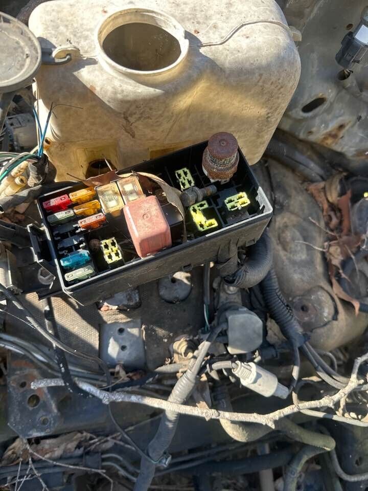 1993 Toyota 80 Series Land Cruiser Engine Bay Fuse Box #B257