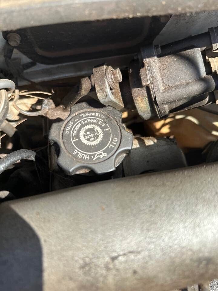 1992 Suzuki Vitara Oil Cap #B197