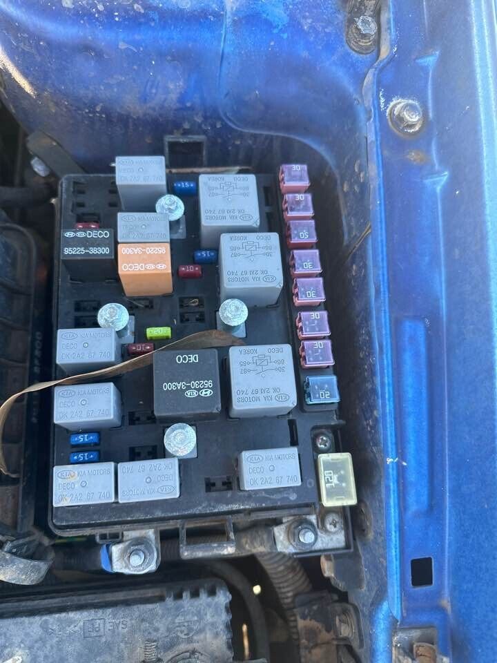 2007 Kia Cerato Engine Bay Fuse Box #B272