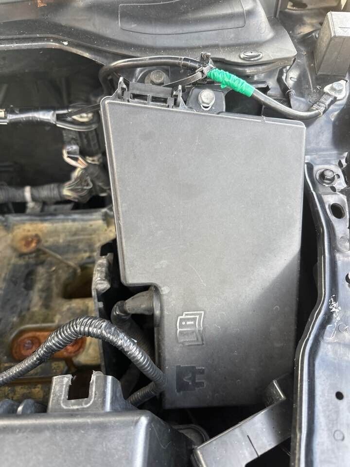 2007 Mazda Cx-7 Engine Bay Fuse Box #B215