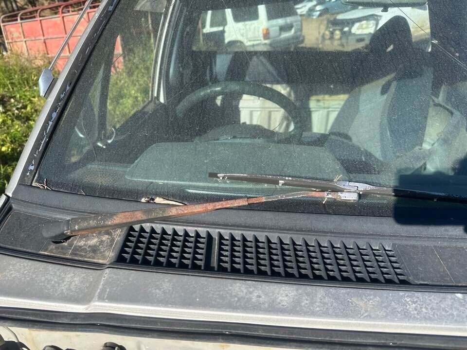 1992 Mitsubishi Triton  RH Drivers Wiper Arm #B283