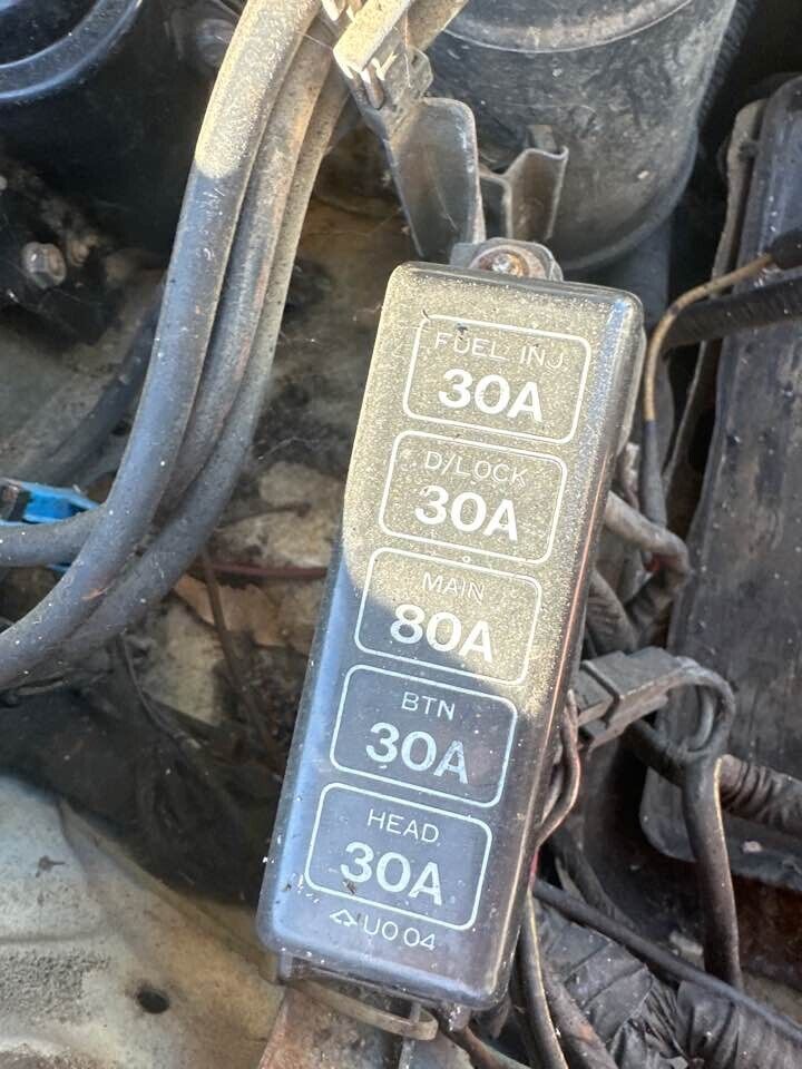 1993 Ford Raider Engine Bay Fuse Box #B278