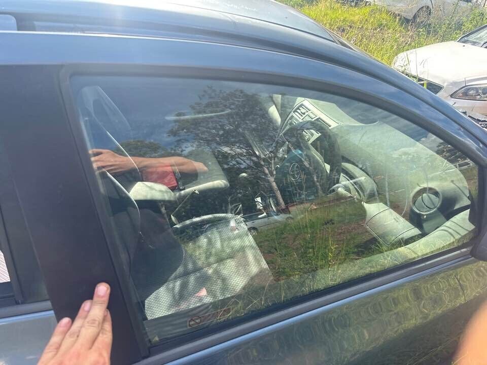 2007 Toyota Yaris RH Drivers Front Window Glass #B145