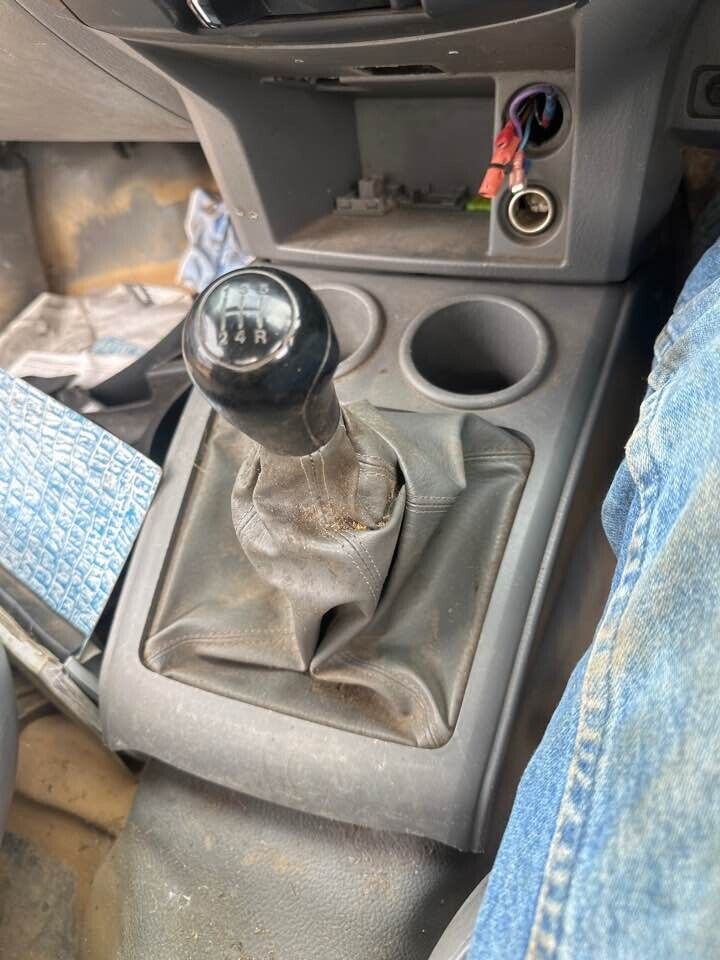 2007 Mazda Bt-50 Gear Stick & boot #B320