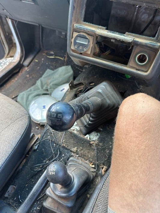 1992 Suzuki Vitara Gear Stick & boot #B197