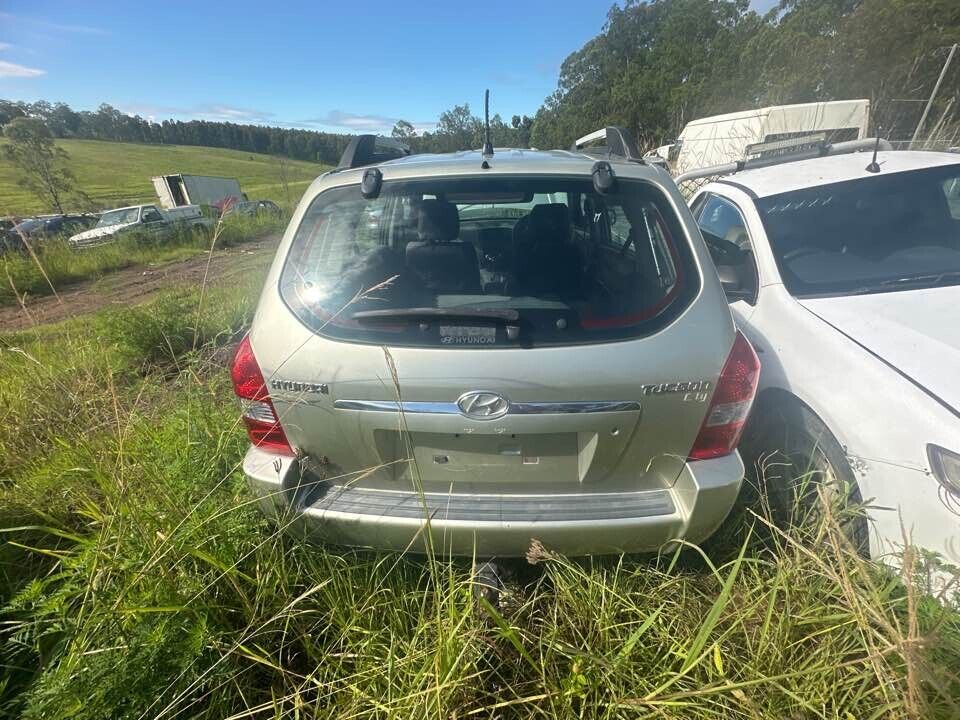 2007 Hyundai Tucson Window Washer Bottle #B140