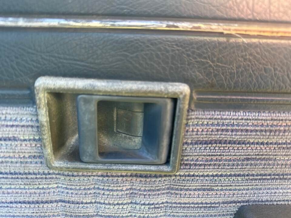1992 Mitsubishi Triton  RH Drivers Front Inner Door Handle #B283