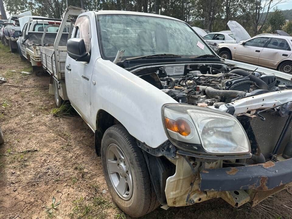 2007 Mazda Bt-50 Engine Bay Fuse Box #B320