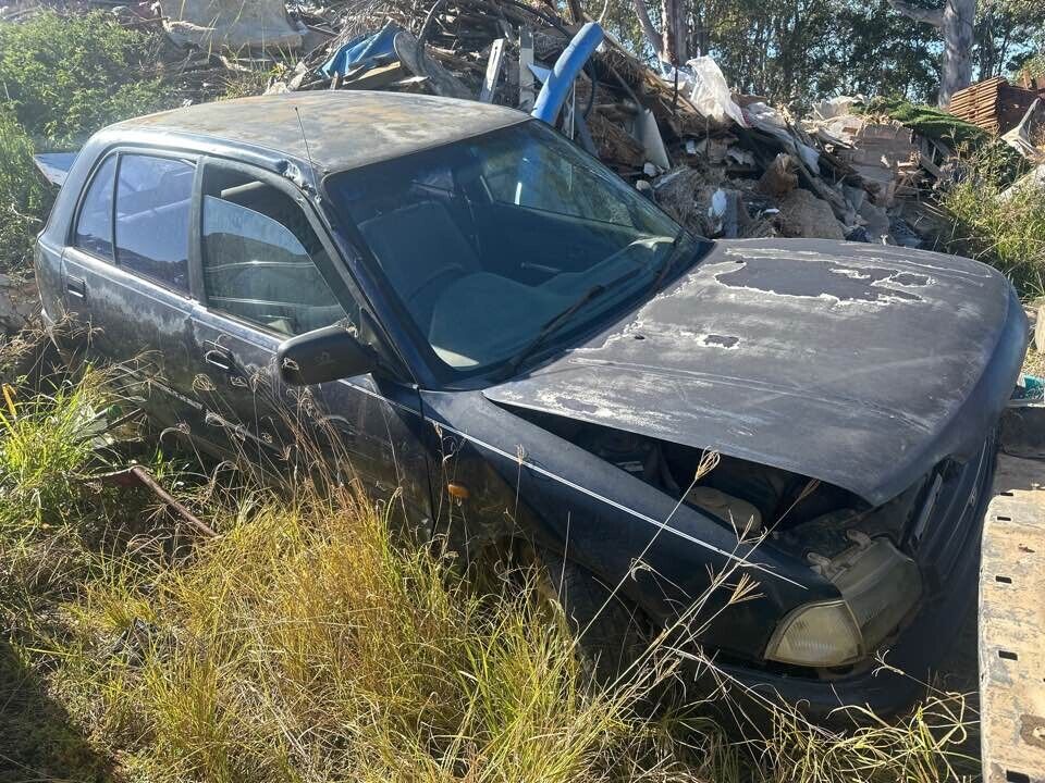 1993 Daihatsu Charade LH Passengers Bonnet Hinge #B340