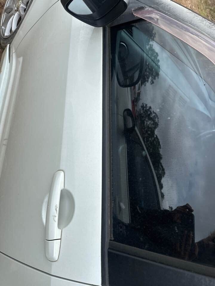 2007 Suzuki Swift Weather Strip LH Front #B228