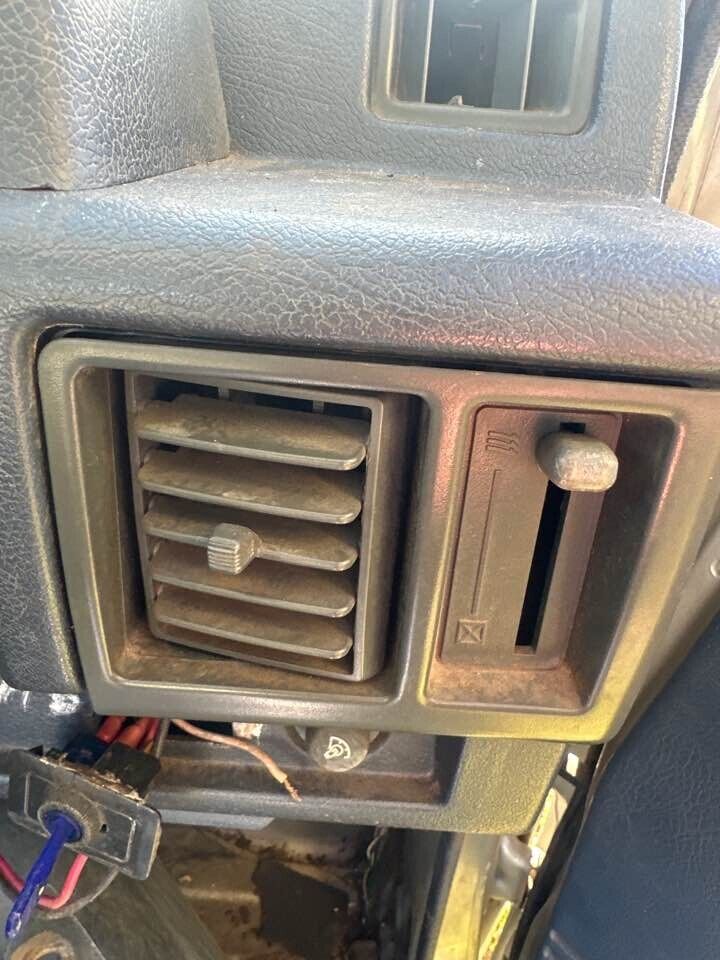 1992 Mitsubishi Triton  Aircon Vents Front Right #B283
