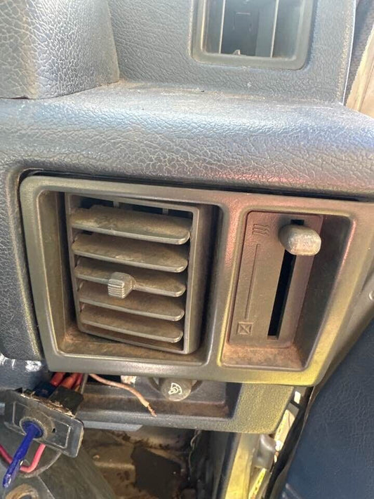 1992 Mitsubishi Triton  Aircon Vents Front Right #B283
