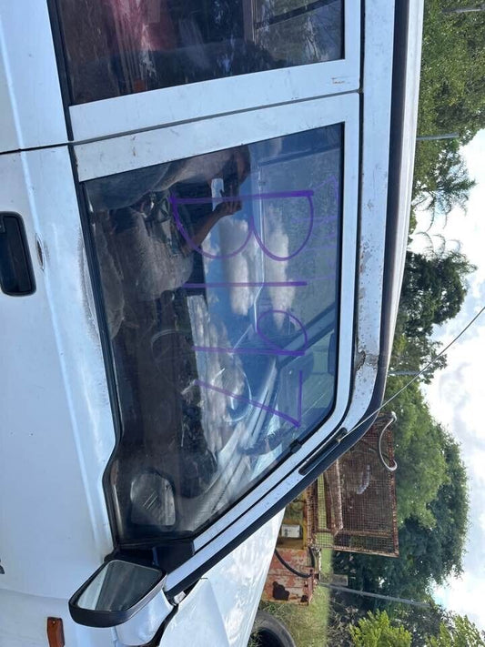 1992 Suzuki Vitara RH Drivers Front Window Glass #B197