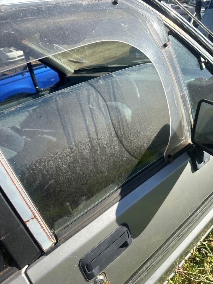 1992 Mitsubishi Triton  RH Drivers Front Window Glass #B283