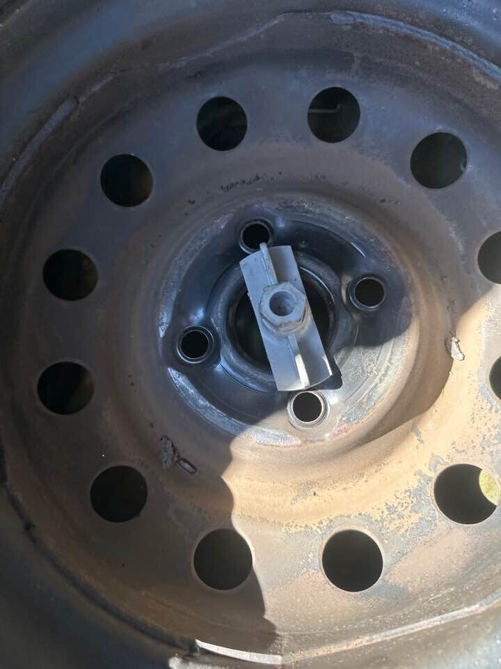 2007 Kia Rio Spare Wheel Carrier Bolt #B209