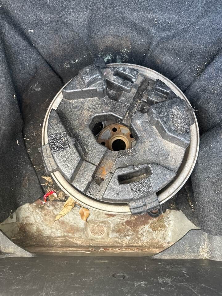 2008 Ford Fg Falcon Spare Wheel Carrier #B227