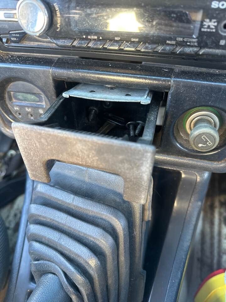 1989 Suzuki Vitara Ashtray Front Centre #B268