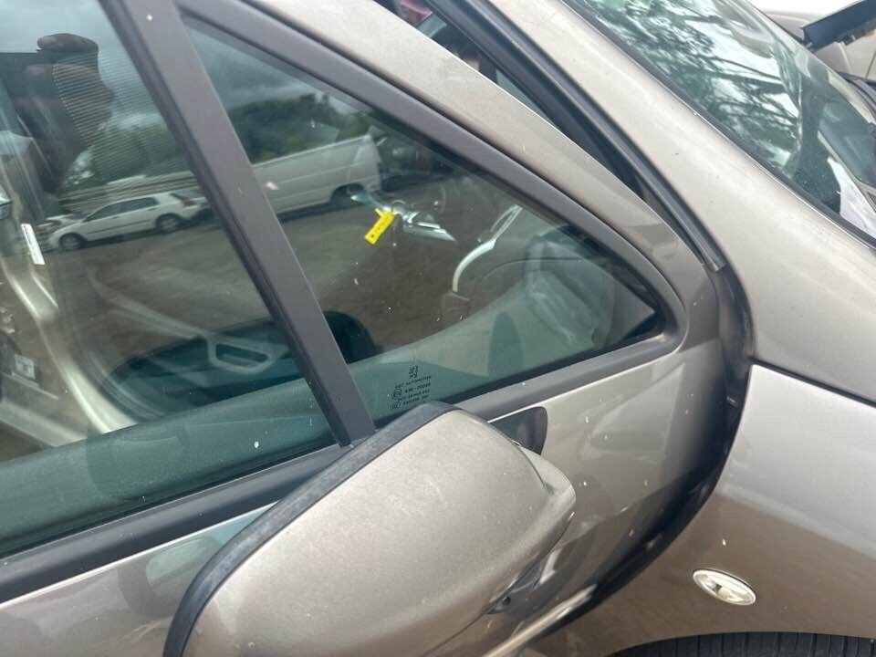 2007 Peugeot 407 Fixed Door Glass 1/4 RH Front #B137