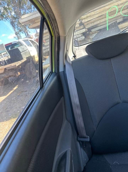 2007 Kia Rio RH drivers Rear Seat Belt #B209