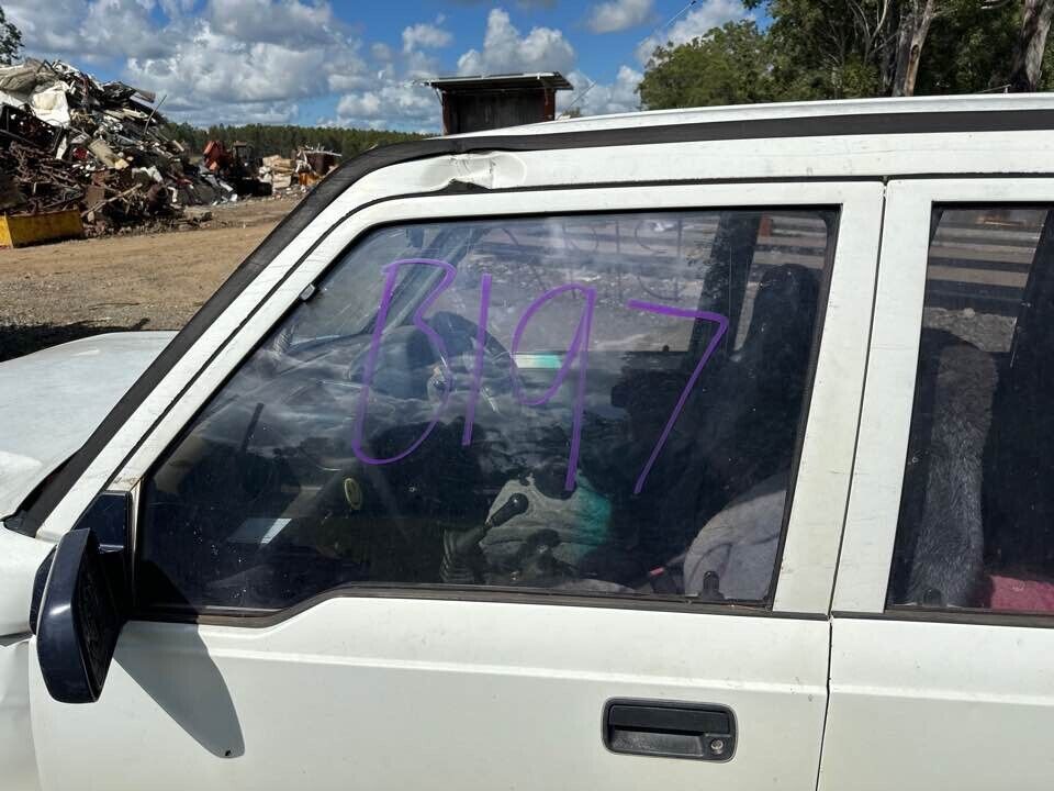 1992 Suzuki Vitara LH Passengers Front Window Glass #B197