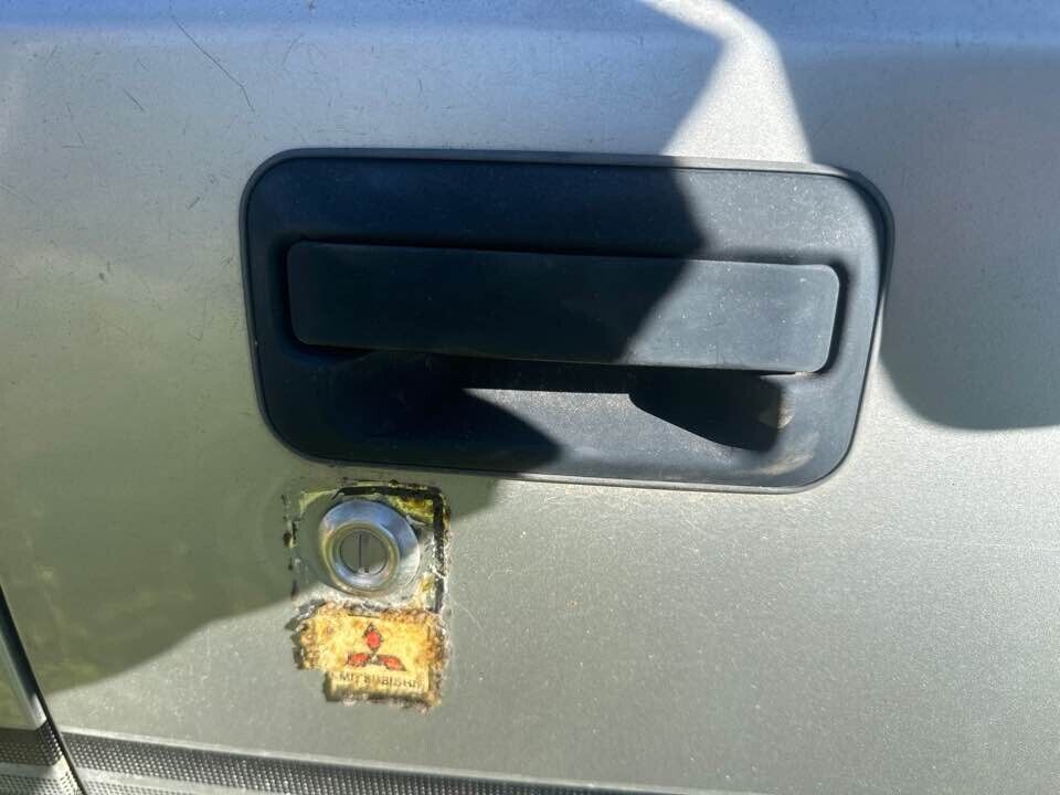 1992 Mitsubishi Triton  Outer Door Handle RH drivers Front #B283