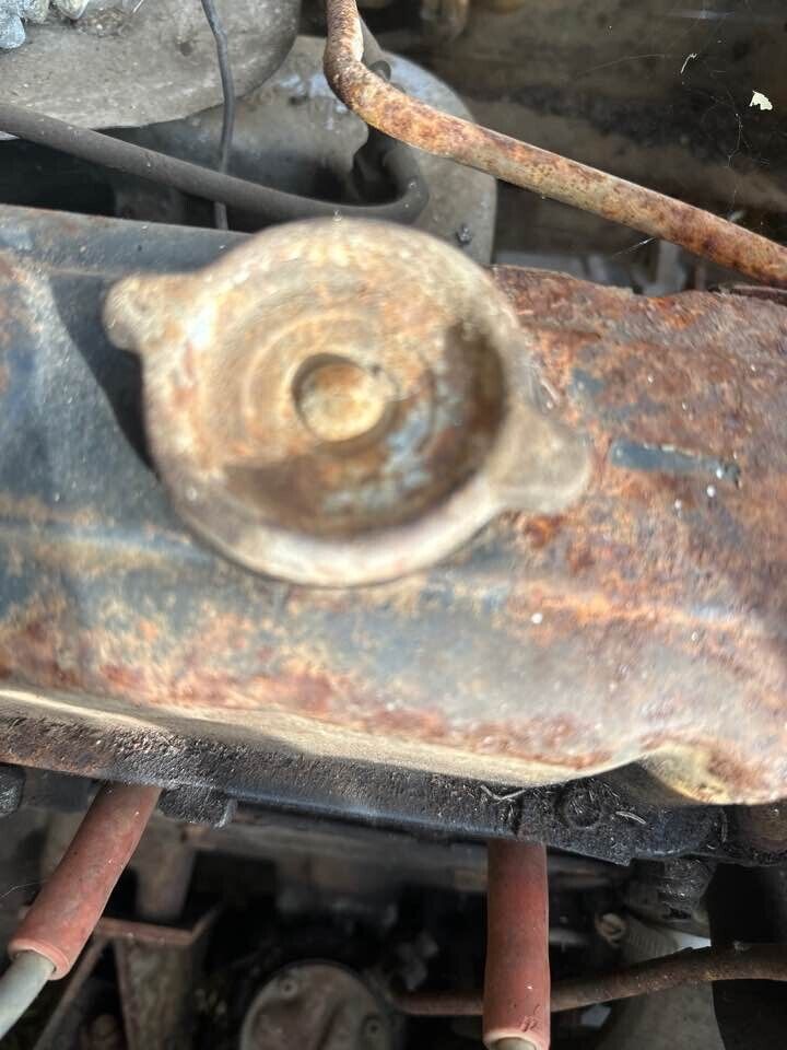 1974 Land-Rover 109 Oil Cap #B317