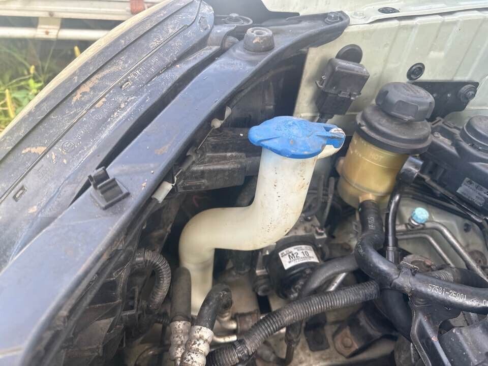 2007 Hyundai Tucson Window Washer Bottle #B140