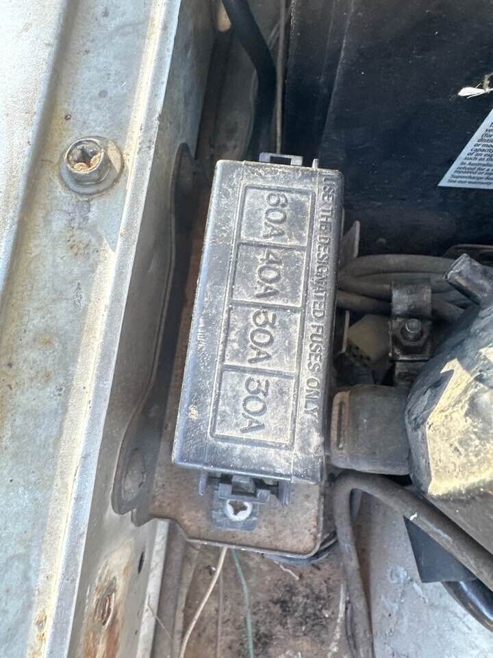 1989 Suzuki Vitara Engine Bay Fuse Box #B268