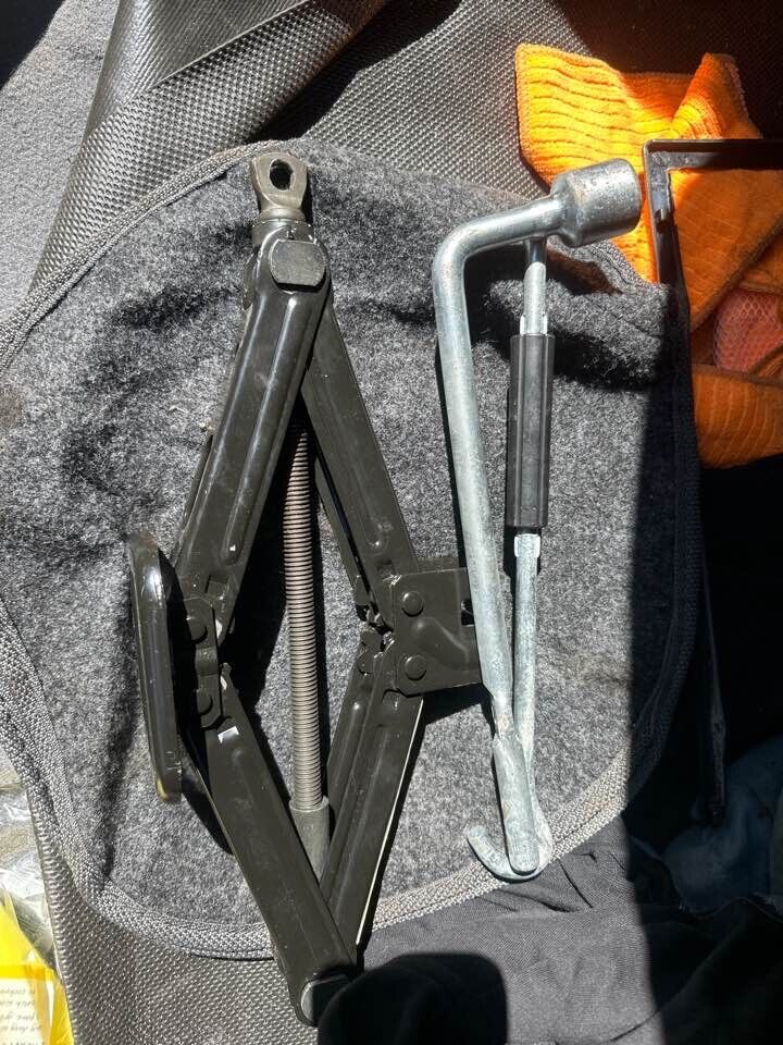 2007 Kia Rio Genuine Jack #B209