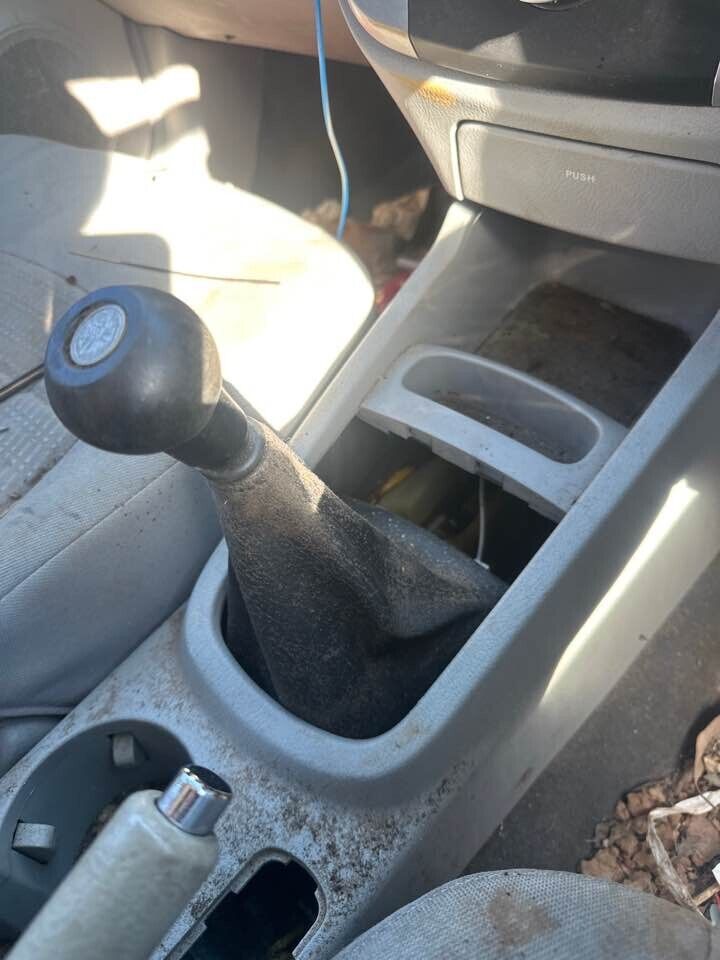 2007 Kia Cerato Gear Stick & boot #B272