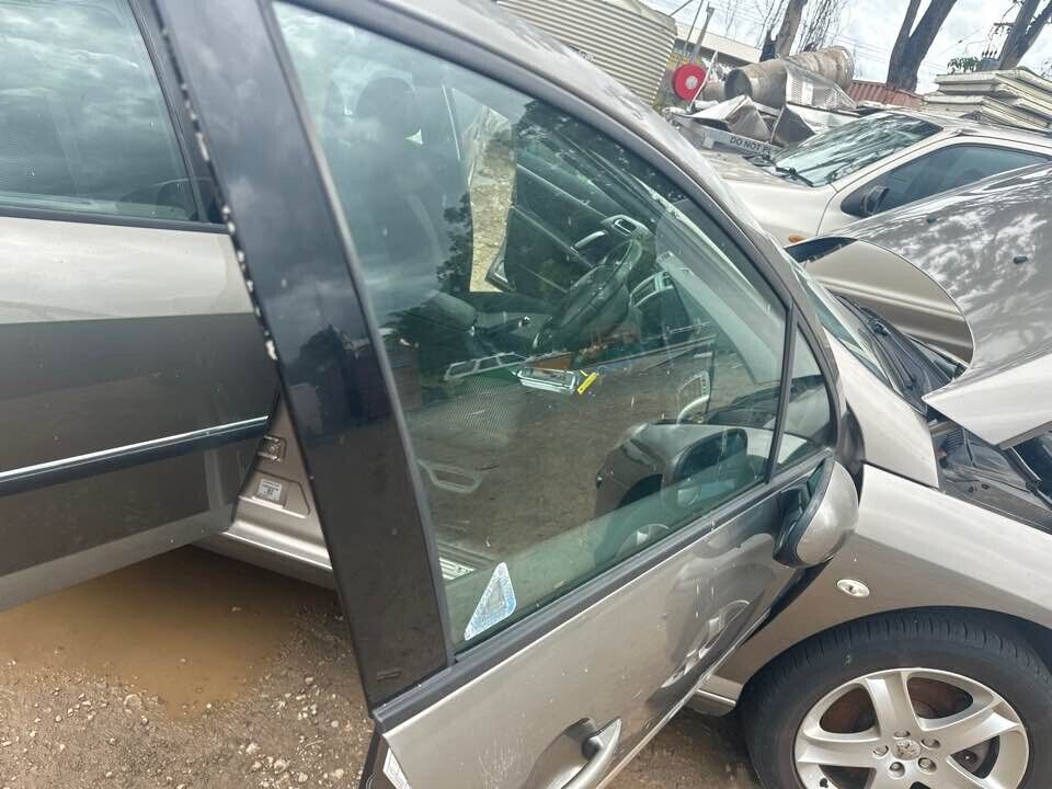 2007 Peugeot 407 RH Drivers Front Window Glass #B137