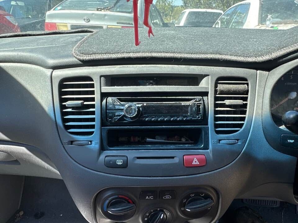 2007 Kia Rio Centre Dash Facia #B209