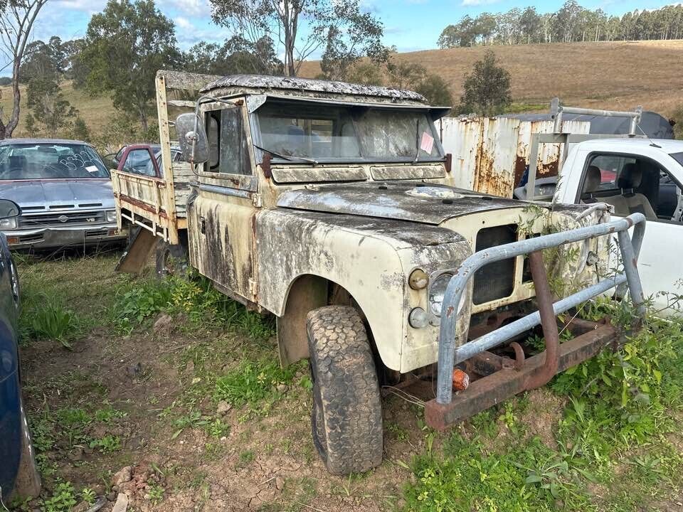 1974 Land-Rover 109 Sump & Pickup #B317