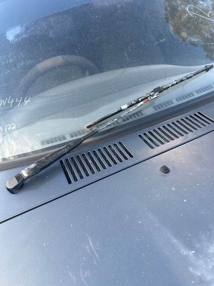 1990 Toyota 4Runner RH Drivers Wiper Arm #B279