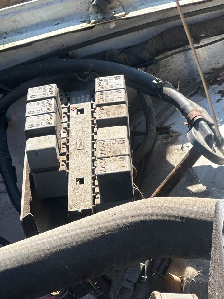 1994 Holden Vr Commodore Engine Bay Fuse Box #B419