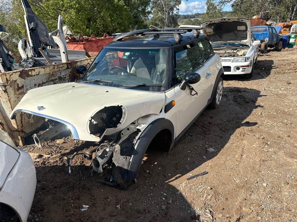 2007 Mini Cooper RH Front Door Lower Door Hinge #B389