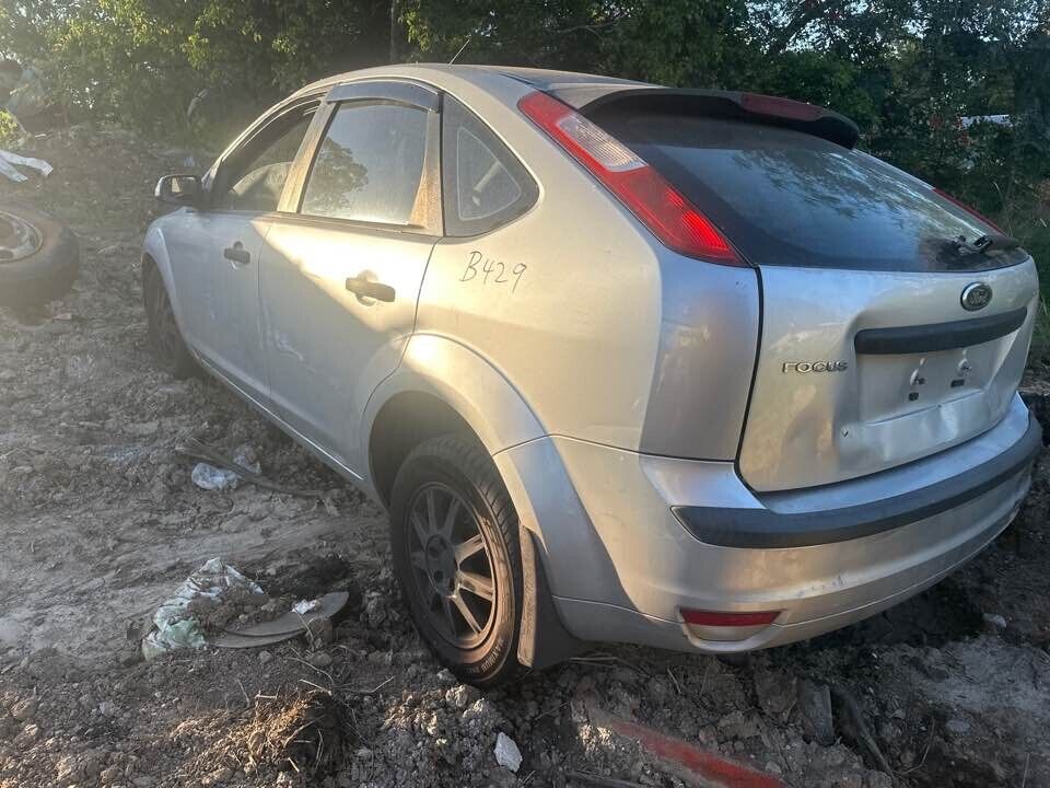 2007 Ford Focus RH Front Door Lower Door Hinge #B429