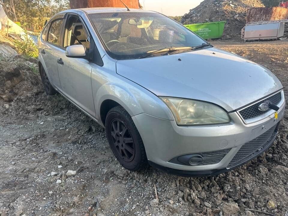 2007 Ford Focus RH Front Door Lower Door Hinge #B429