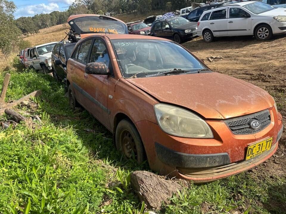 2007 Kia Rio Door Locking Mechanism RH drivers Front #B357