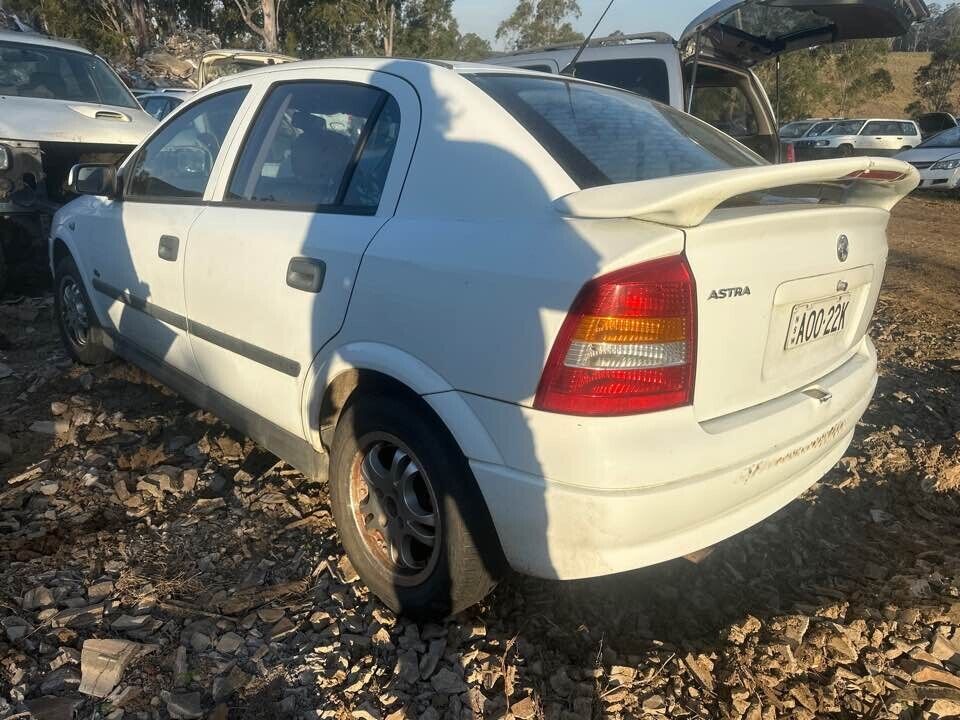 2003 Holden Astra Door Locking Mechanism LH Passengers Front #B424