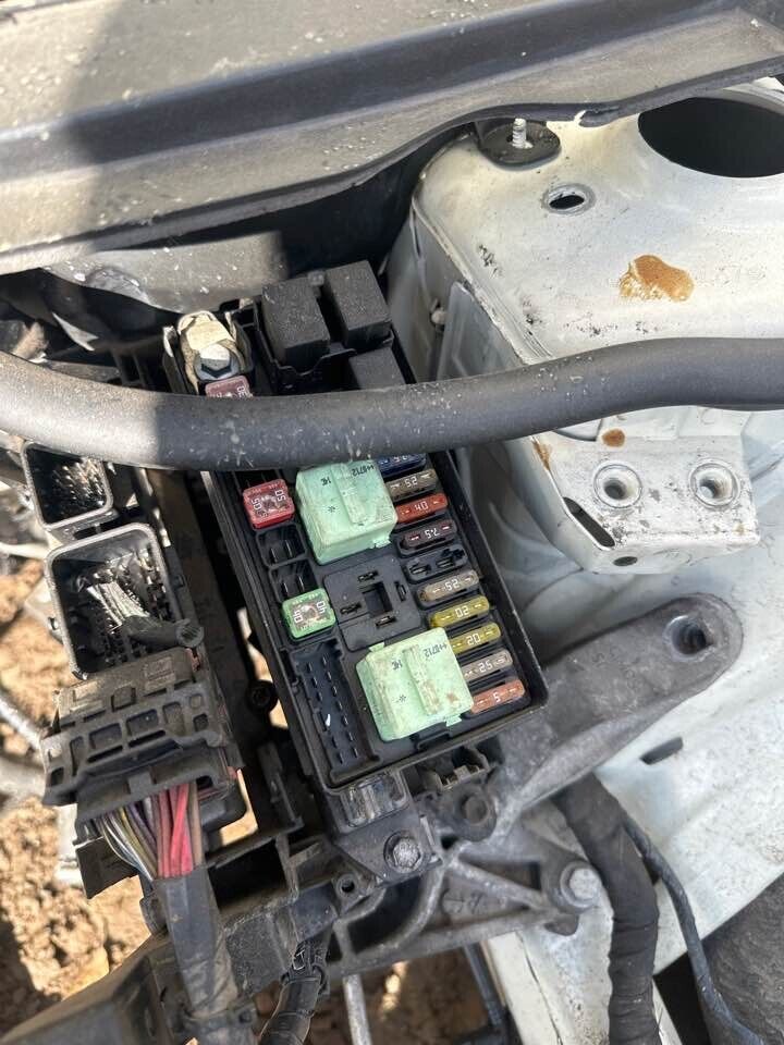 2007 Mini Cooper Engine Bay Fuse Box #B389