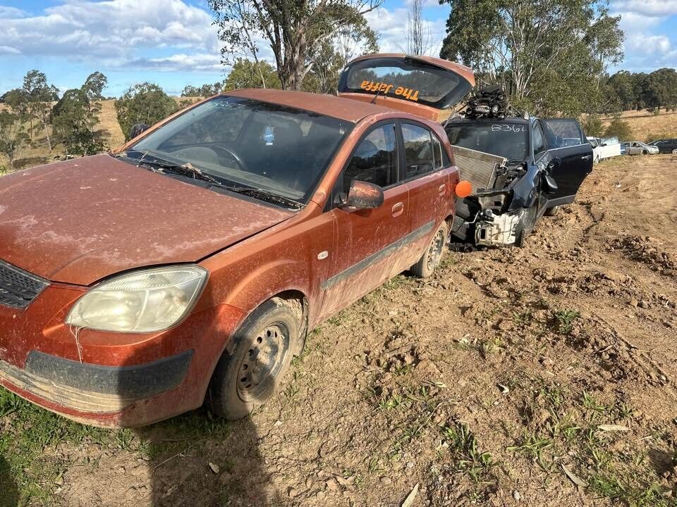 2007 Kia Rio LH Front Door Lower Door Hinge #B357