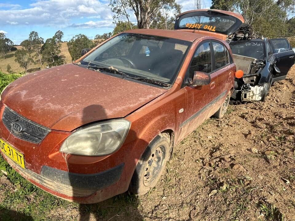 2007 Kia Rio Door Locking Mechanism RH drivers Front #B357