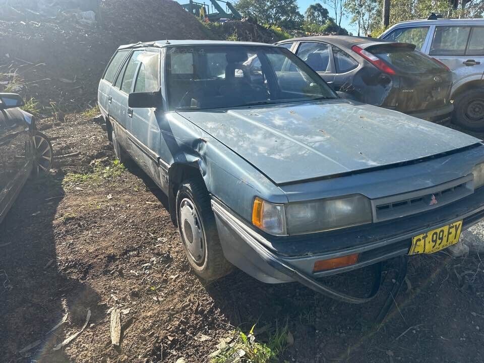 1987 Mitsubishi Magna LH Front Door Upper Door Hinge #B344
